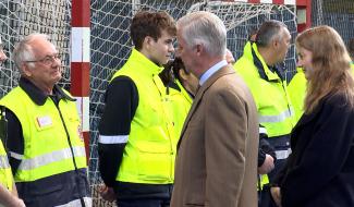 Drame : le Roi rencontre les proches des victimes et les secouristes