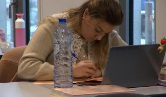 Blocus : le nez dans les cahiers dans des salles d'étude 